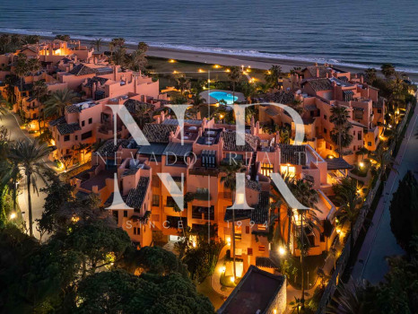 Ático en primera línea de playa en la Morera Playa, Marbella en venta