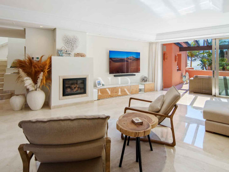 Ático en primera línea de playa en la Morera Playa, Marbella en venta