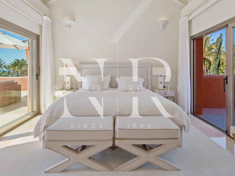 Ático en primera línea de playa en la Morera Playa, Marbella en venta