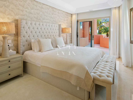 Ático en primera línea de playa en la Morera Playa, Marbella en venta