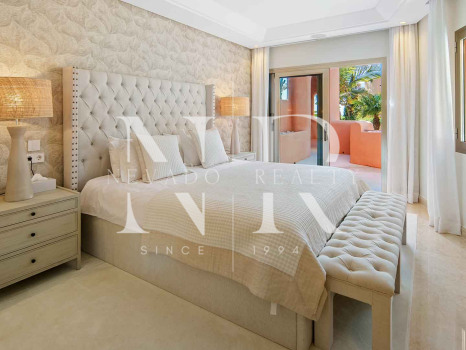 Ático en primera línea de playa en la Morera Playa, Marbella en venta
