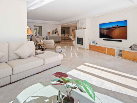 Ático en primera línea de playa en la Morera Playa, Marbella en venta