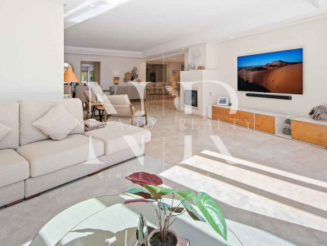 Ático en primera línea de playa en la Morera Playa, Marbella en venta