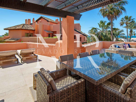 Ático en primera línea de playa en la Morera Playa, Marbella en venta