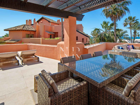 Ático en primera línea de playa en la Morera Playa, Marbella en venta