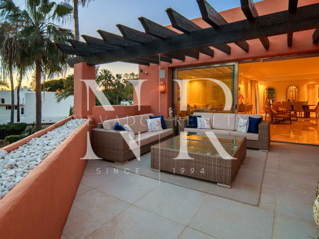Ático en primera línea de playa en la Morera Playa, Marbella en venta
