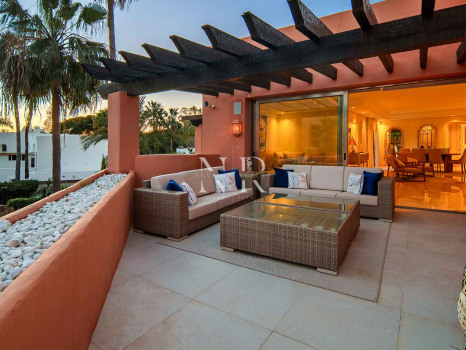 Ático en primera línea de playa en la Morera Playa, Marbella en venta