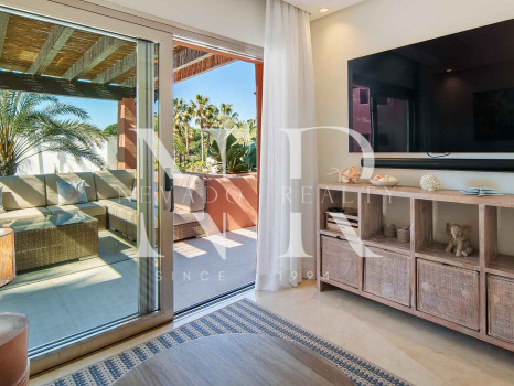 Ático en primera línea de playa en la Morera Playa, Marbella en venta