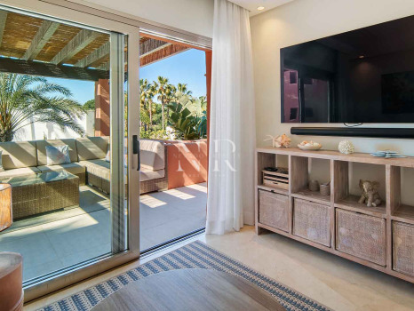 Ático en primera línea de playa en la Morera Playa, Marbella en venta