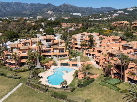 Ático en primera línea de playa en la Morera Playa, Marbella en venta