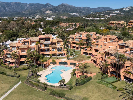 Ático en primera línea de playa en la Morera Playa, Marbella en venta