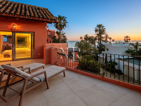 Ático en primera línea de playa en la Morera Playa, Marbella en venta