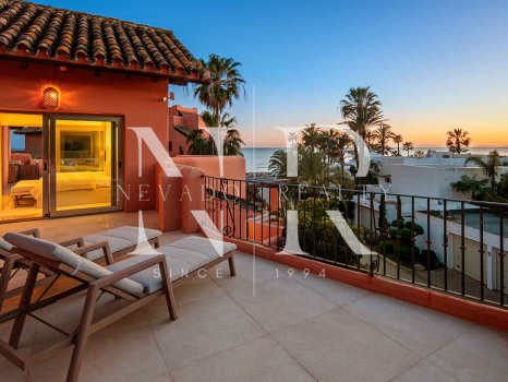 Ático en primera línea de playa en la Morera Playa, Marbella en venta