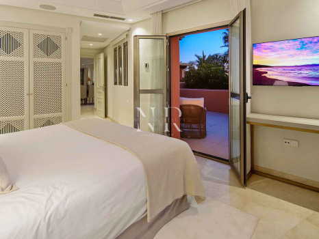 Ático en primera línea de playa en la Morera Playa, Marbella en venta