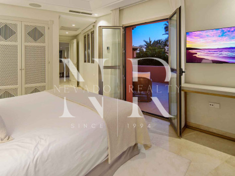 Ático en primera línea de playa en la Morera Playa, Marbella en venta