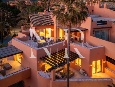 Ático en primera línea de playa en la Morera Playa, Marbella en venta