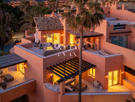 Ático en primera línea de playa en la Morera Playa, Marbella en venta
