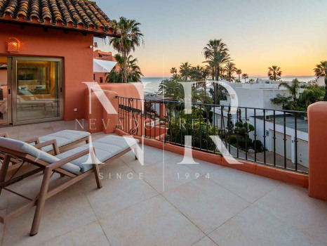 Ático en primera línea de playa en la Morera Playa, Marbella en venta