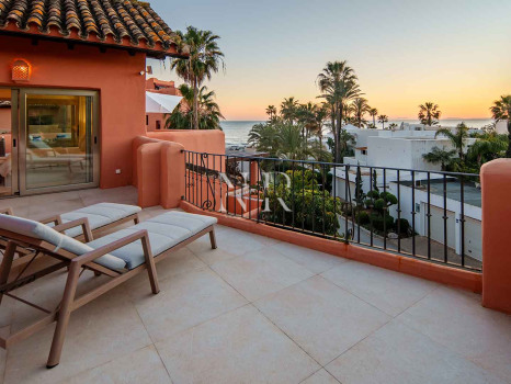 Ático en primera línea de playa en la Morera Playa, Marbella en venta