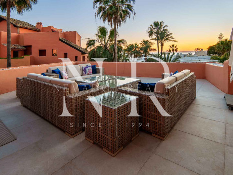 Ático en primera línea de playa en la Morera Playa, Marbella en venta