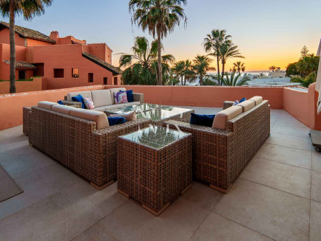 Ático en primera línea de playa en la Morera Playa, Marbella en venta