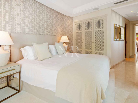 Ático en primera línea de playa en la Morera Playa, Marbella en venta