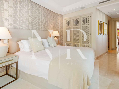 Ático en primera línea de playa en la Morera Playa, Marbella en venta