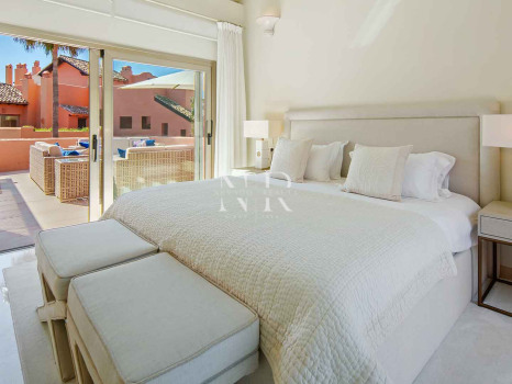 Ático en primera línea de playa en la Morera Playa, Marbella en venta