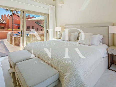 Ático en primera línea de playa en la Morera Playa, Marbella en venta
