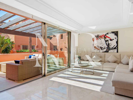 Ático en primera línea de playa en la Morera Playa, Marbella en venta
