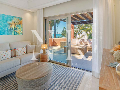 Ático en primera línea de playa en la Morera Playa, Marbella en venta
