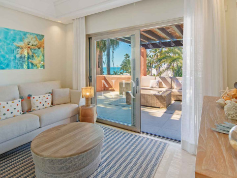 Ático en primera línea de playa en la Morera Playa, Marbella en venta