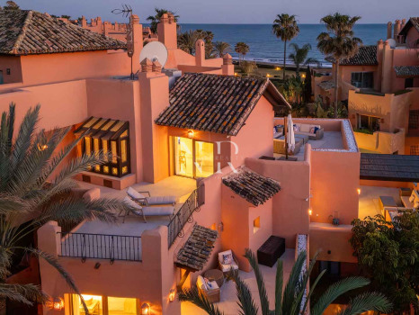 Ático en primera línea de playa en la Morera Playa, Marbella en venta