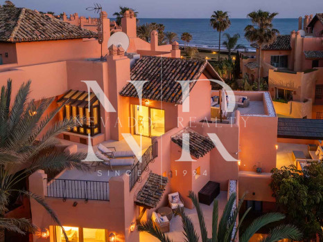 Ático en primera línea de playa en la Morera Playa, Marbella en venta