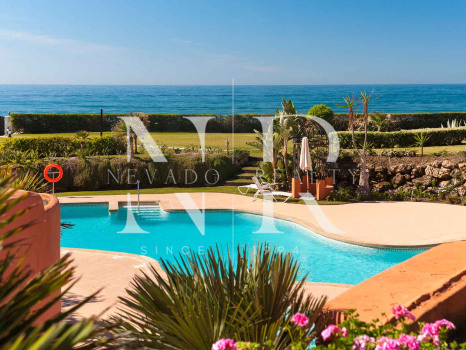 Ático en primera línea de playa en la Morera Playa, Marbella en venta