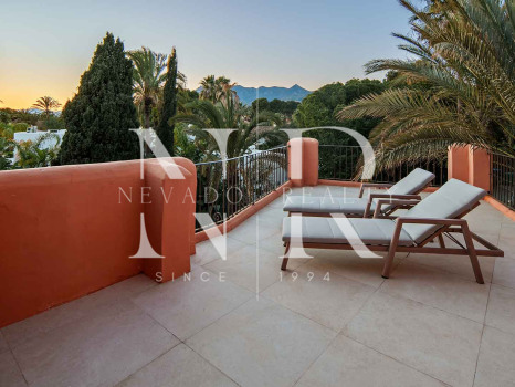 Ático en primera línea de playa en la Morera Playa, Marbella en venta