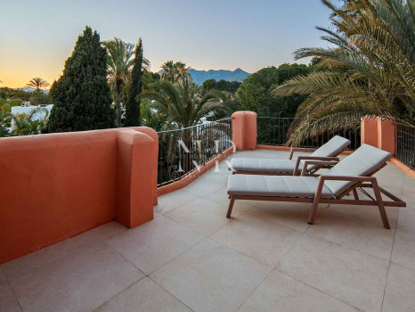 Ático en primera línea de playa en la Morera Playa, Marbella en venta