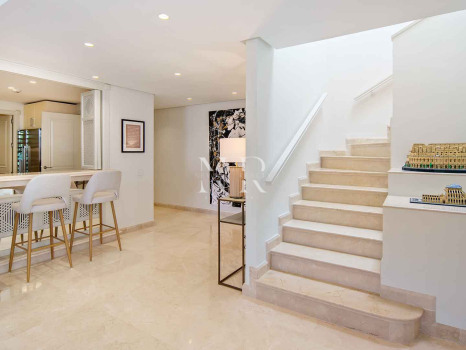 Ático en primera línea de playa en la Morera Playa, Marbella en venta