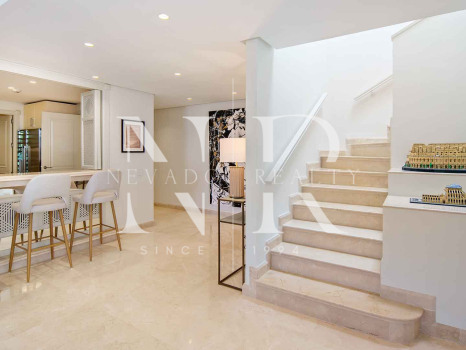 Ático en primera línea de playa en la Morera Playa, Marbella en venta