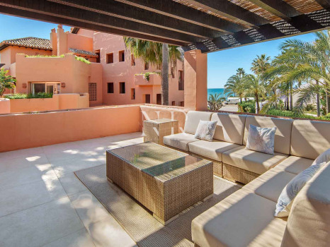 Ático en primera línea de playa en la Morera Playa, Marbella en venta