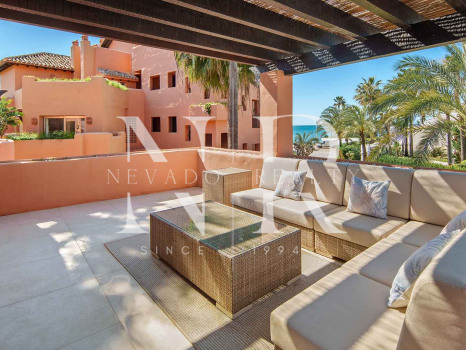 Ático en primera línea de playa en la Morera Playa, Marbella en venta
