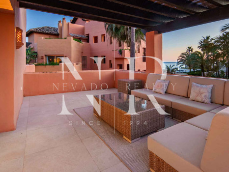 Ático en primera línea de playa en la Morera Playa, Marbella en venta