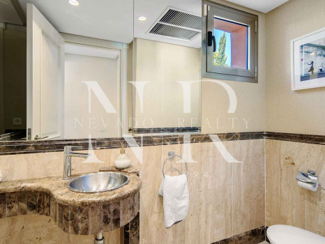 Ático en primera línea de playa en la Morera Playa, Marbella en venta