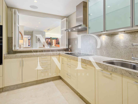 Ático en primera línea de playa en la Morera Playa, Marbella en venta