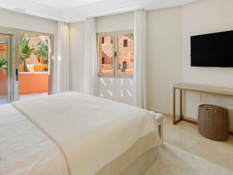 Ático en primera línea de playa en la Morera Playa, Marbella en venta