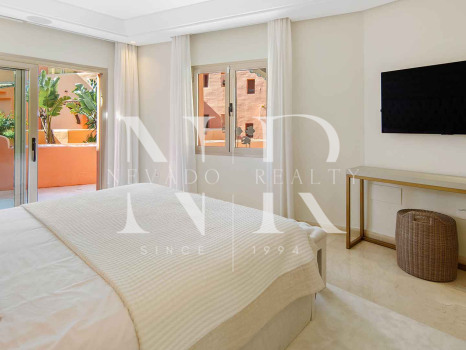 Ático en primera línea de playa en la Morera Playa, Marbella en venta