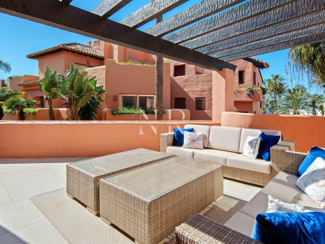 Ático en primera línea de playa en la Morera Playa, Marbella en venta