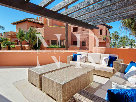Ático en primera línea de playa en la Morera Playa, Marbella en venta