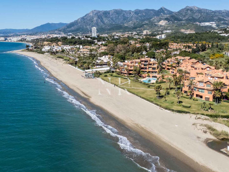 Ático en primera línea de playa en la Morera Playa, Marbella en venta