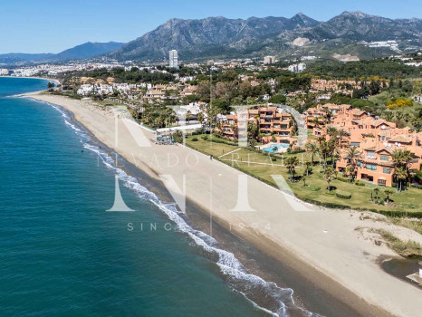 Ático en primera línea de playa en la Morera Playa, Marbella en venta